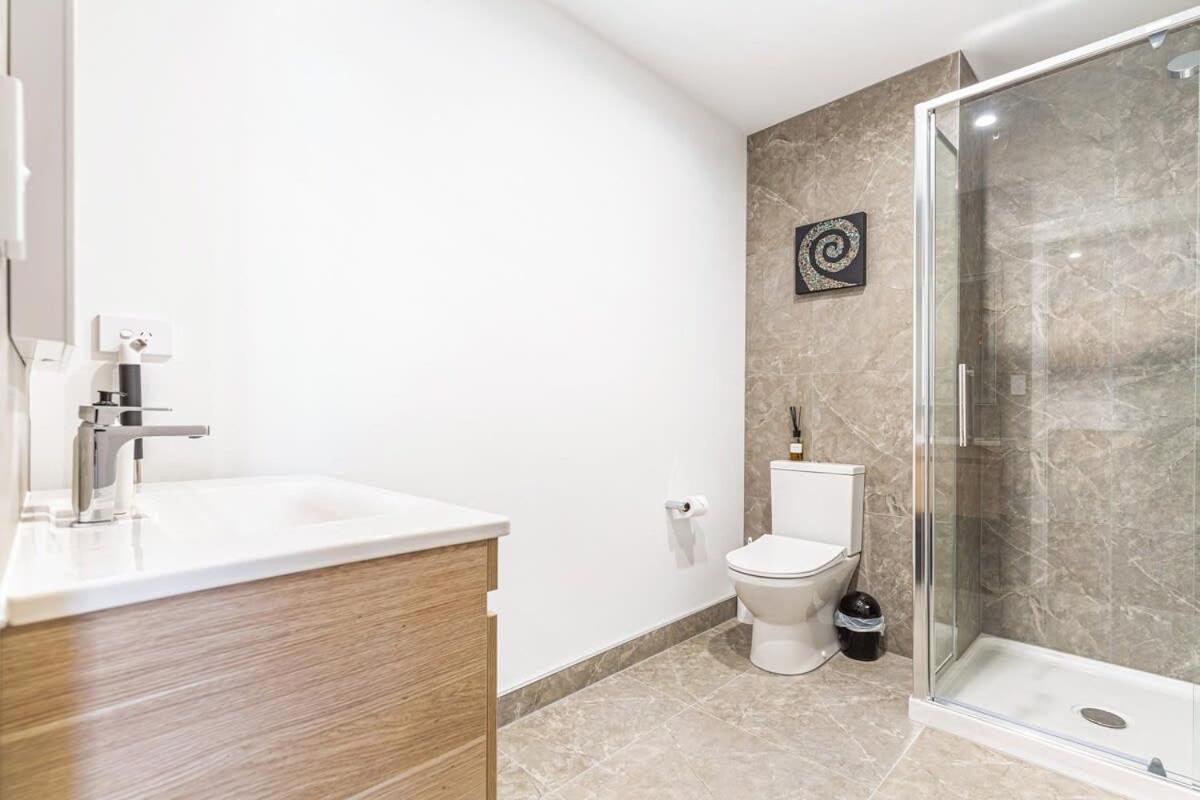 Stunning Ellerslie Apartment + Private Balcony Auckland Buitenkant foto
